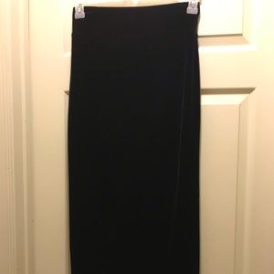 Black velvet🤩b1g1🤩 straight skirt w/ split